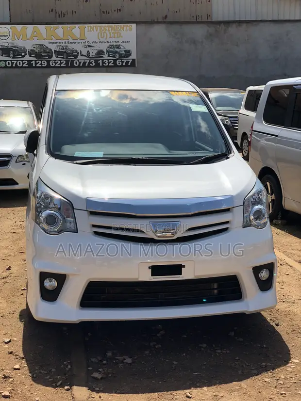 Toyota Noah 2.0 143hp AWD (7 Seater) 2013 White - 1