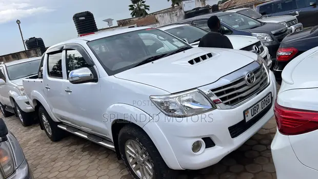 Toyota Hilux 2012 White - 1
