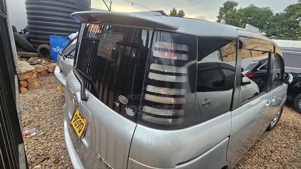 Toyota Sienta 2006 Silver - 1