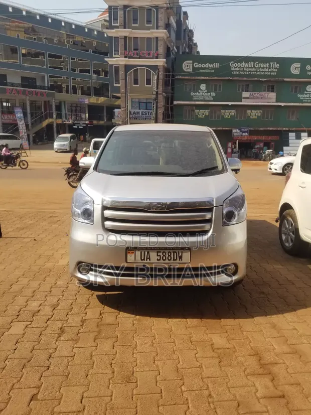 Toyota Noah 2009 Silver - 1