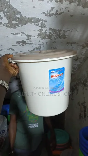 Beige/Cream 20L Plastic Bucket with Lid