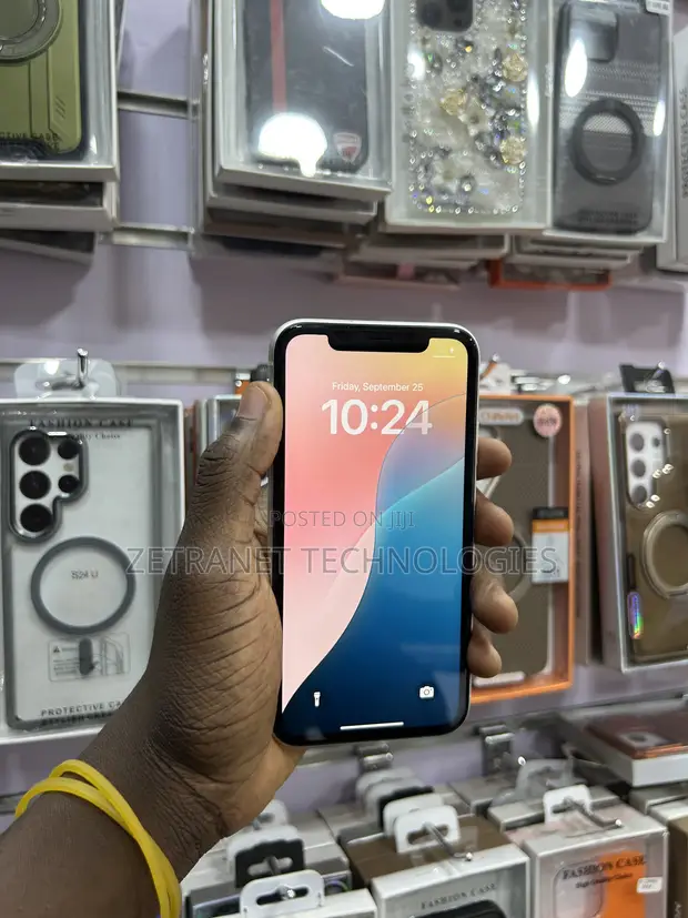 Apple iPhone XR 64GB White - 1