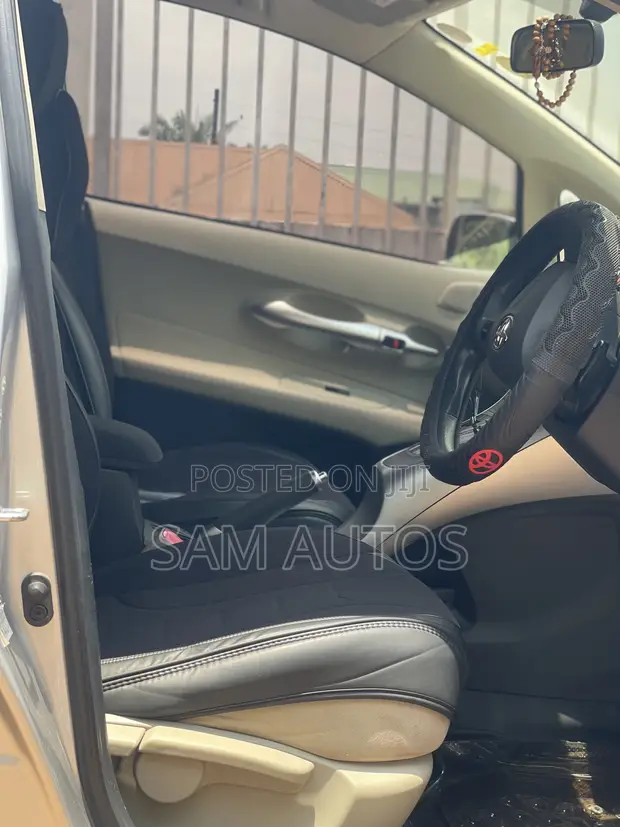 Toyota Auris 2011 Silver - 1