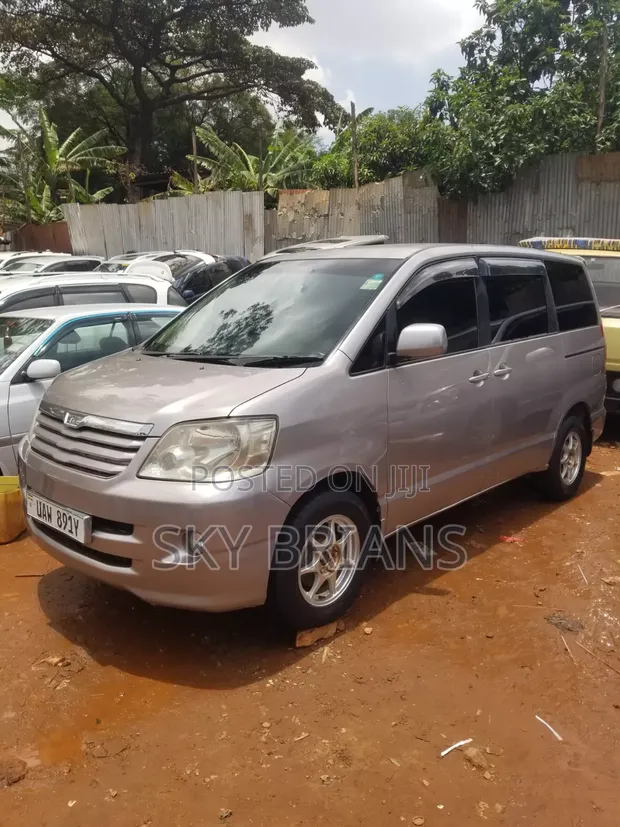 Toyota Noah 2005 Silver - 1