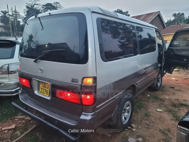 Toyota HiAce 2001 Beige - 1
