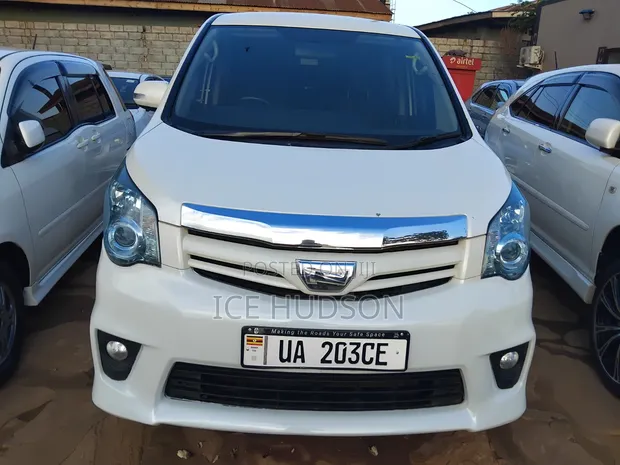 Toyota Noah 2012 White - 1