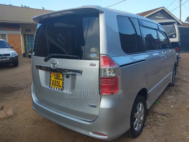 Toyota Noah 2012 Silver - 1