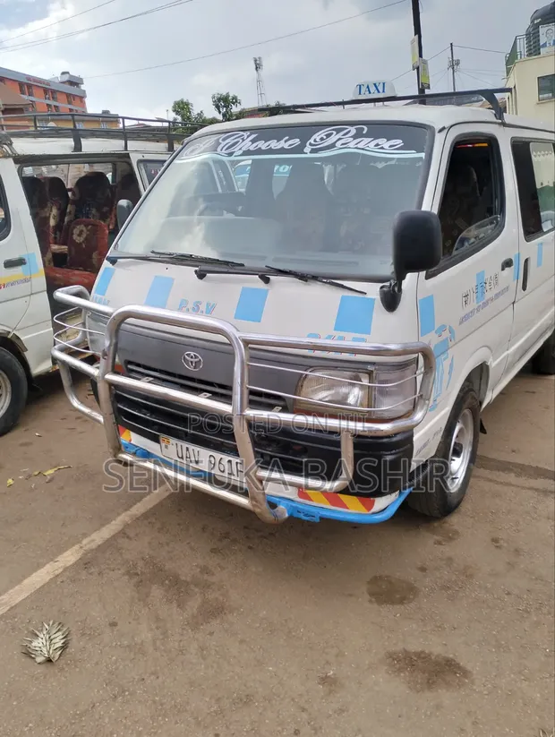 Toyota HiAce 2002 White - 1