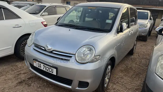 Toyota Sienta 2008 Silver - 1