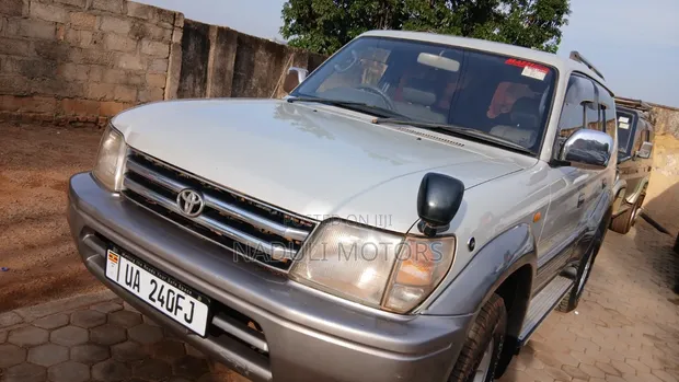 Toyota Land Cruiser Prado 2002 - White - 1