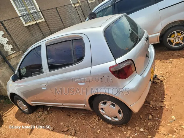 Toyota Vitz 1.3 AWD 3dr 2000 Silver - 1