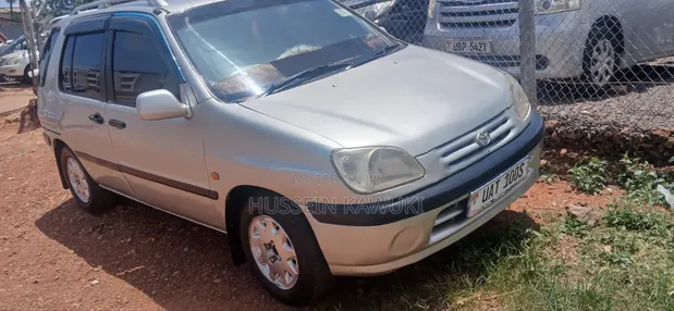 Toyota Raum 2000 Silver - 1