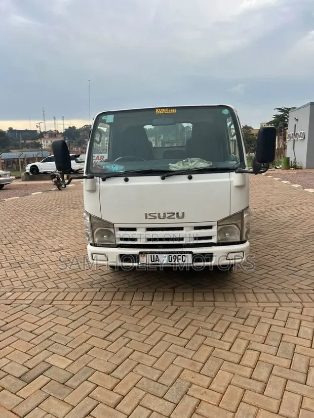 Isuzu ELF Truck 2020 White - 1