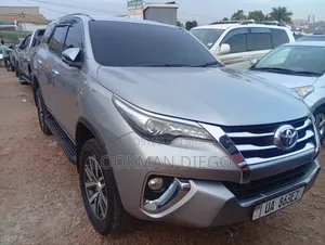 Toyota Fortuner 2.8 D AWD 2015 Silver