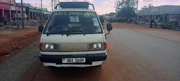 Toyota HiAce 1998 White - 1