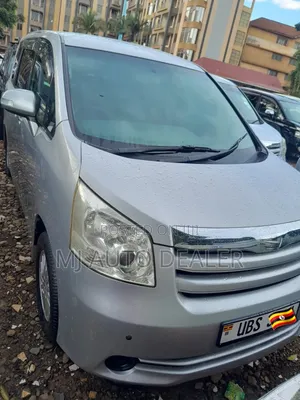 Toyota Noah 2011 Silver