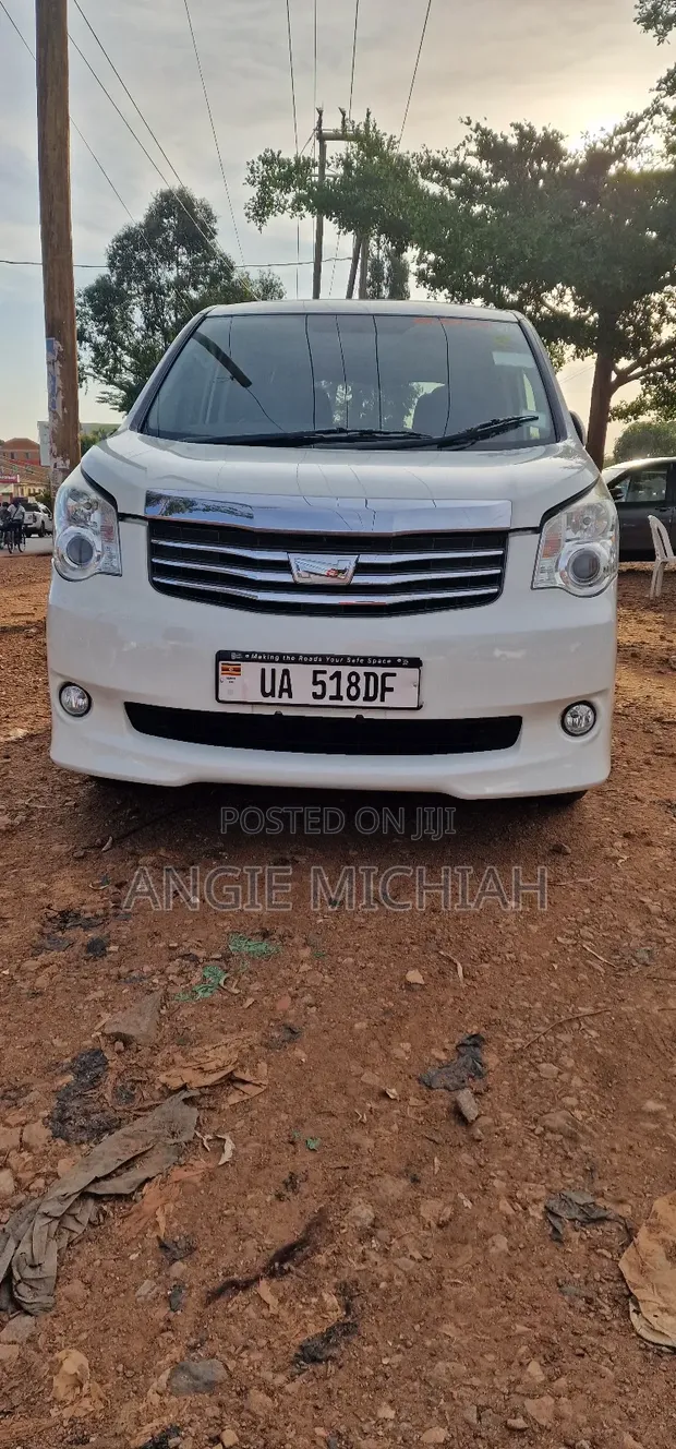 Toyota Noah 2.0 158hp AWD (7 Seater) 2012 White - 1