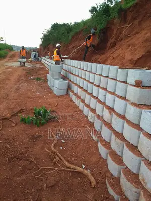 Precast Gravity Concrete Retaining Wall Construction
