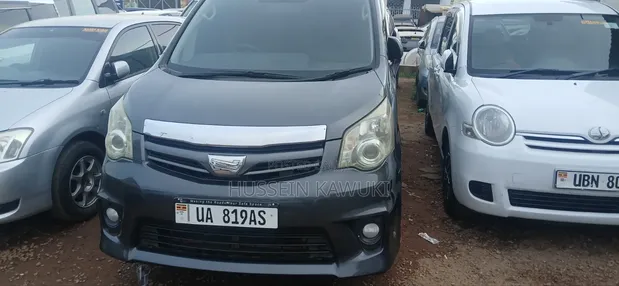 Toyota Noah 2010 Silver - 1