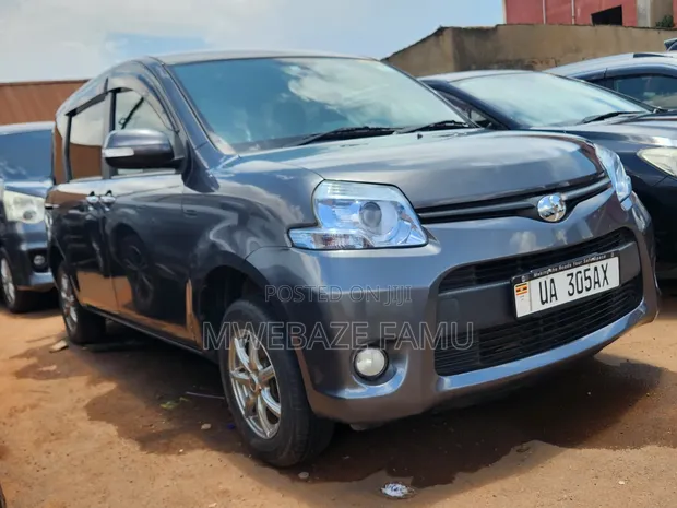 Toyota Sienta 2012 Silver - 1