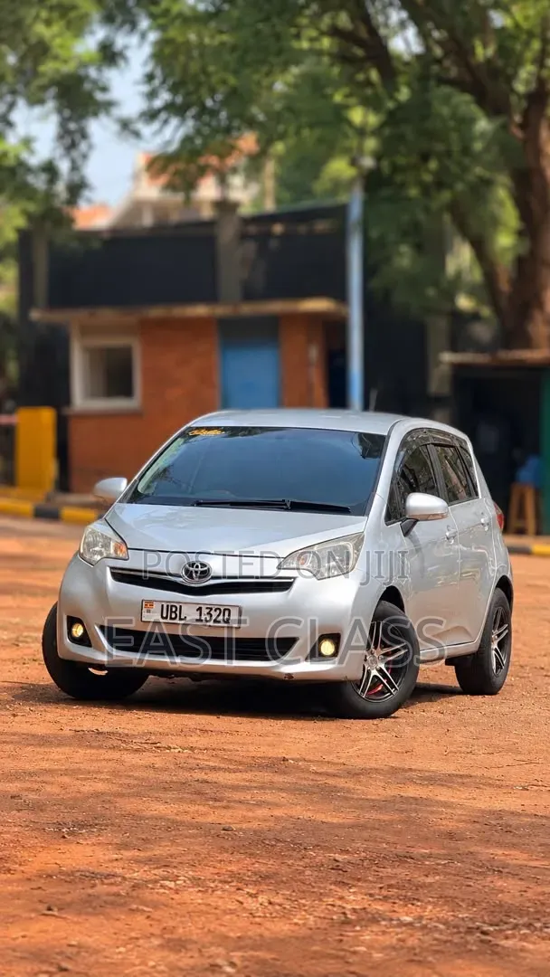 Toyota Ractis 1.5 FWD 2012 Silver - 1