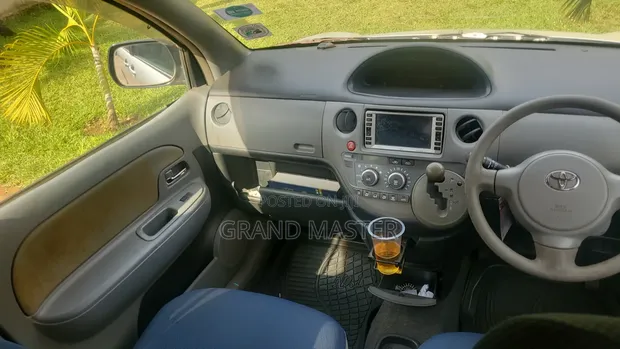 Toyota Sienta 2007 Silver - 1
