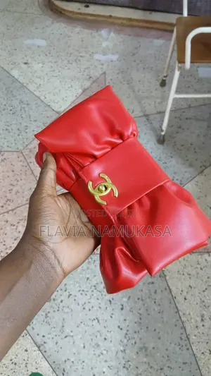 Elegant Bow-Detail Classic Handbag