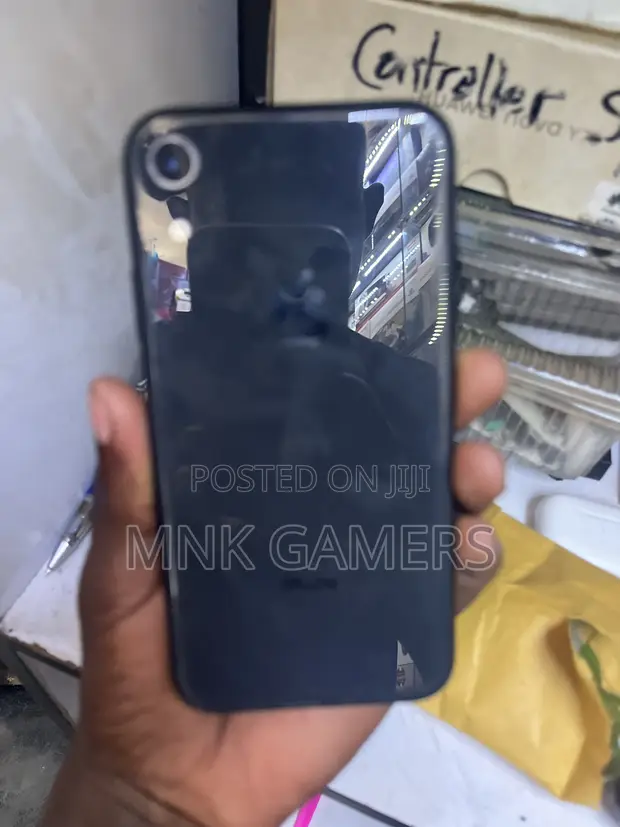 Apple iPhone XR 64GB Black - 1