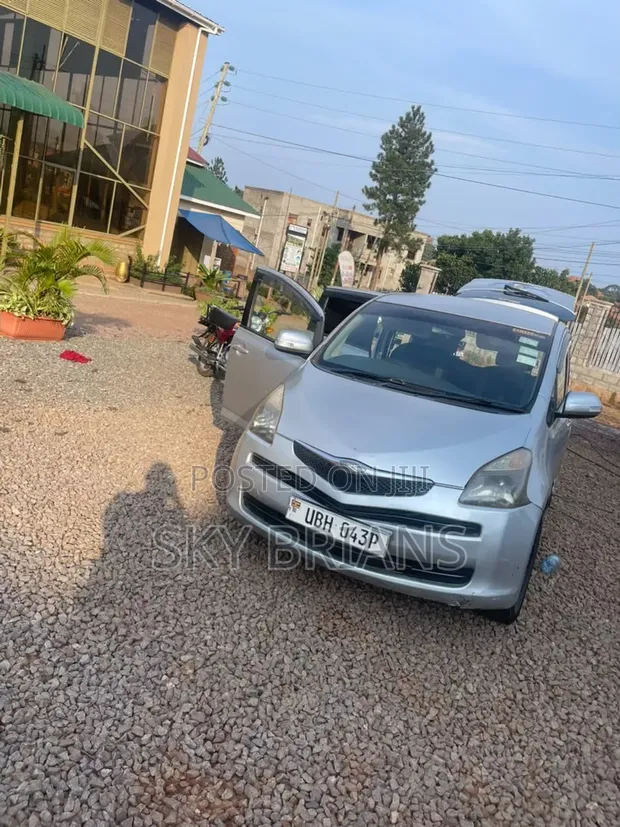 Toyota Ractis 1.3 FWD 2007 Silver - 1