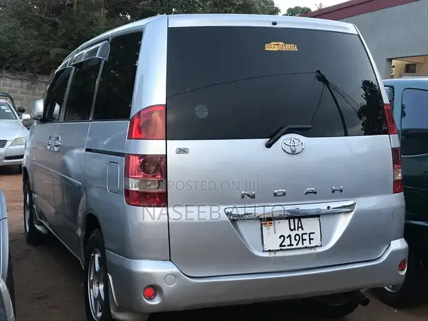 Toyota Noah 2005 Silver - 1