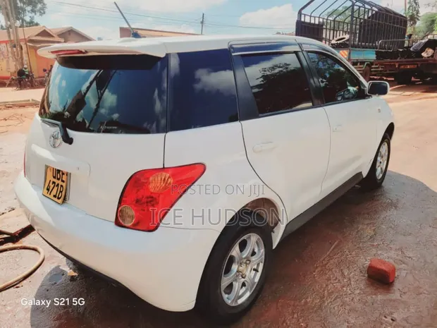 Toyota IST 2005 White - 1