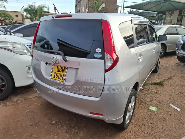 Toyota Passo Sette 1.5 FWD 2009 Silver - 1