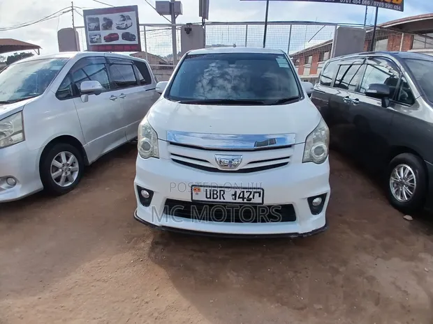 Toyota Noah 2.0 143hp AWD (8 Seater) 2010 White - 1