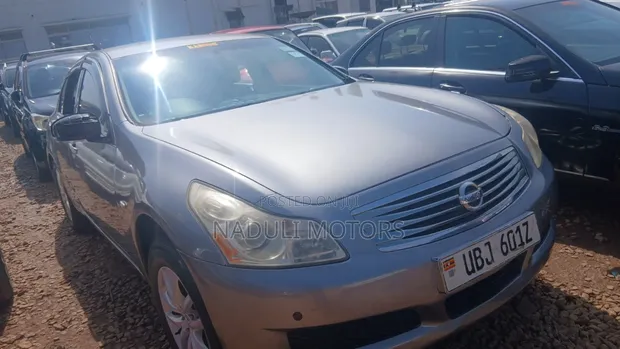 Nissan Skyline 2009 Silver - 1