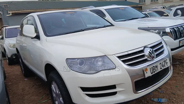 Volkswagen Touareg 2009 White - 1
