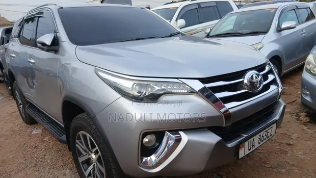 Toyota Fortuner 2018 Silver - 1