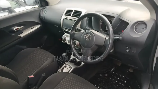 Toyota IST 2010 Silver - 1