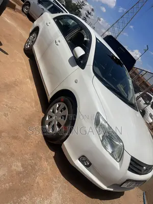 Toyota Corolla Axio 2012