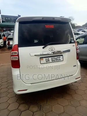 Toyota Noah 2.0 143hp AWD 7 Seater 2012 White