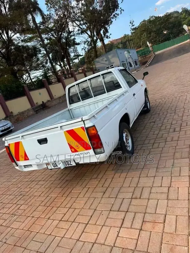 Nissan Pick-Up 2000 White - 1