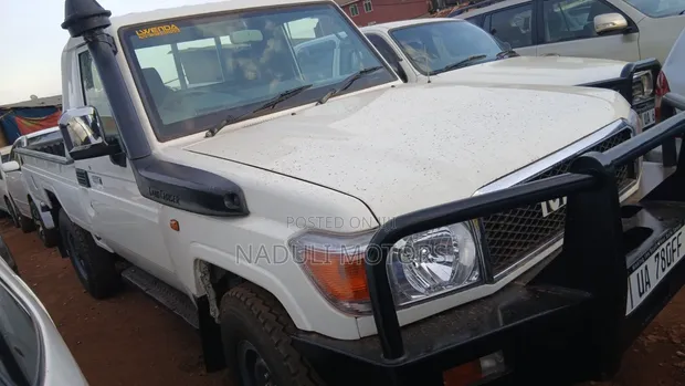 Toyota Land Cruiser 2010 White - 1