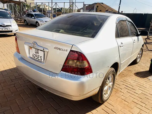 Toyota Corolla 2005 Silver - 1