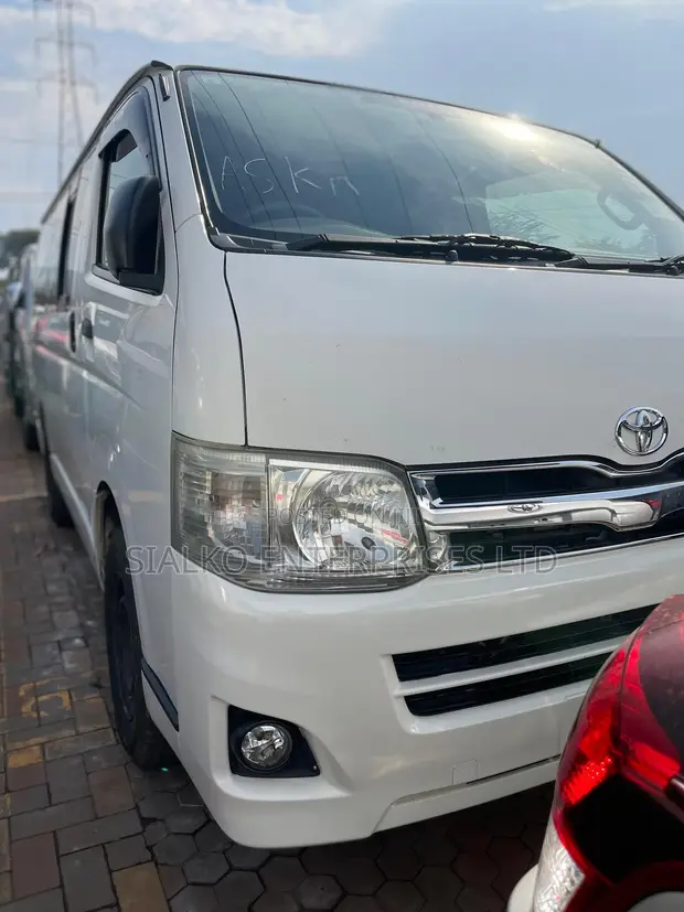 Toyota HiAce GL 2013 - 1