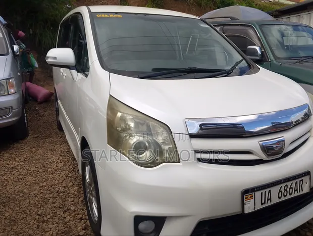 Toyota Noah 2.0 143hp FWD (7 Seater) 2010 White - 1