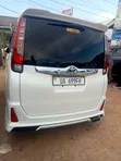Toyota Noah 2.0 AWD (6 Seater) 2014 White - 3