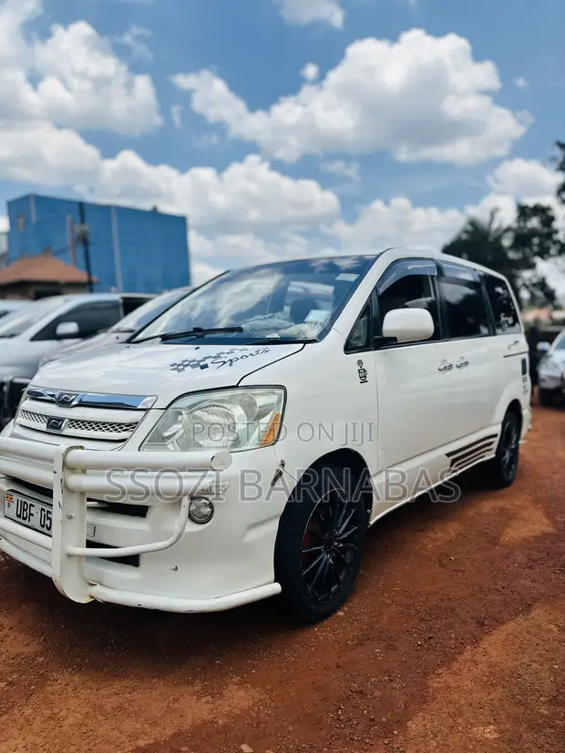 Toyota Noah 2005 White - 1