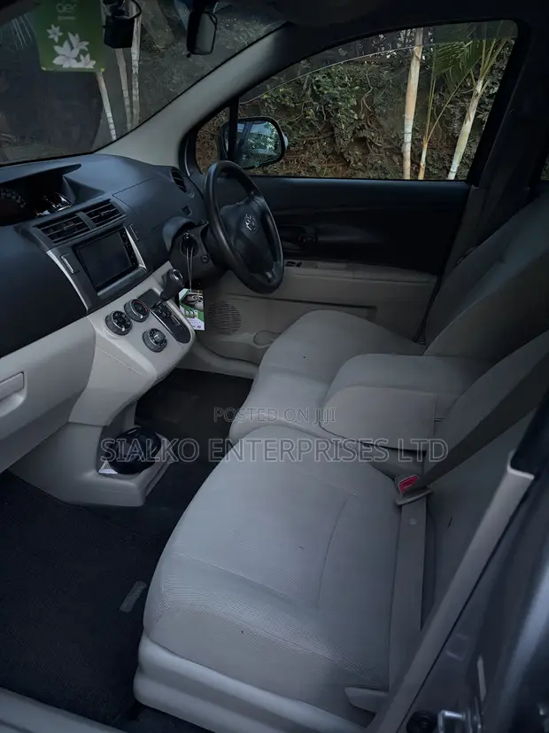 Toyota Passo Sette 2011 Silver - 1