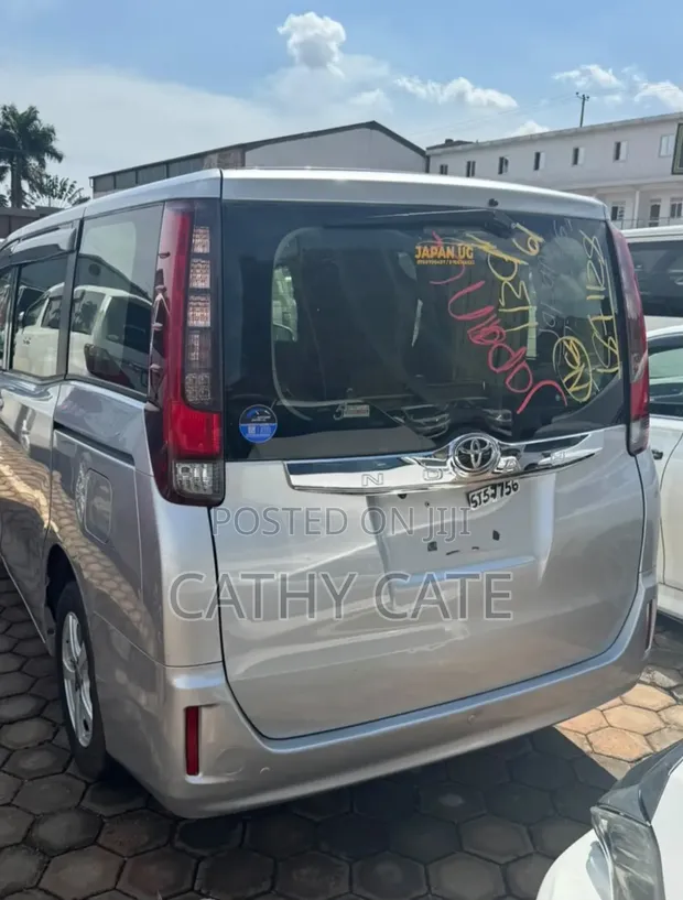 Toyota Noah 2.0 AWD (8 Seater) 2016 Gray - 1