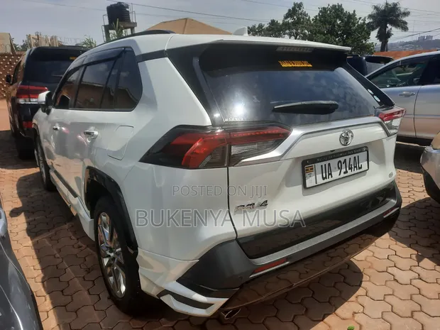 Toyota RAV4 2022 Silver - 1