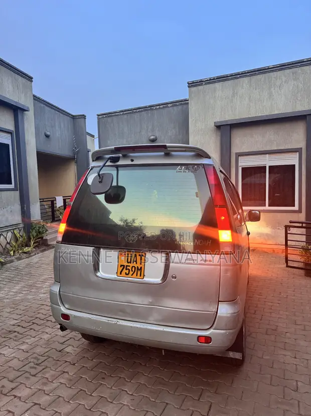 Toyota Noah 2.0 FWD (8 Seater) 2001 Silver - 1